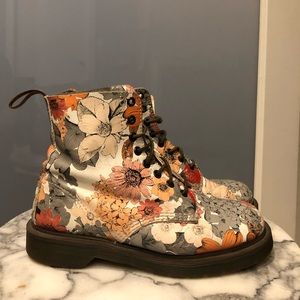 DR. MARTENS WOMENS FLORAL BOOTS